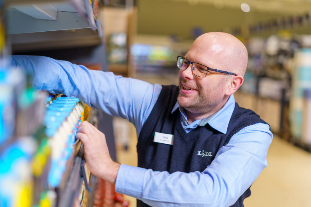 Lidl staff shelves
